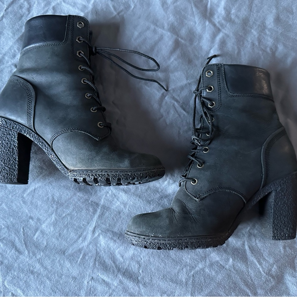 Timberland Women's Dark Lace-Up Boots - Picture 2 of 3